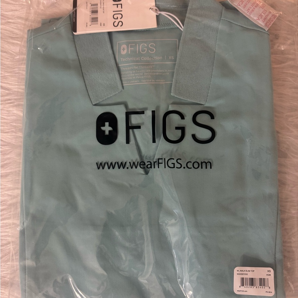 FIGS women’s scrub top
